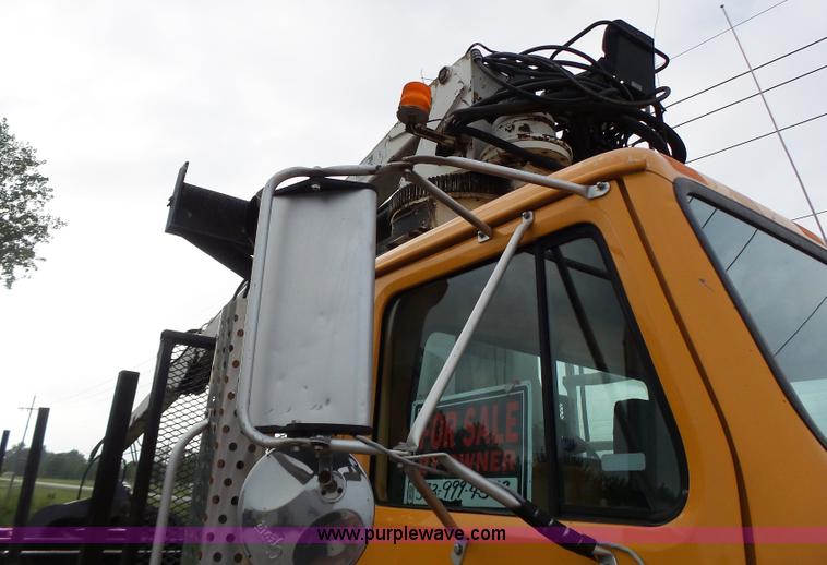 image for item K5703 1998 International 4900 crane truck