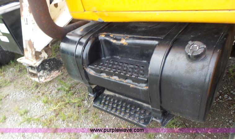 image for item K5703 1998 International 4900 crane truck