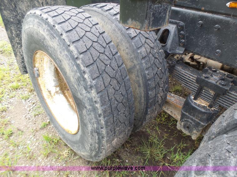 image for item K5703 1998 International 4900 crane truck