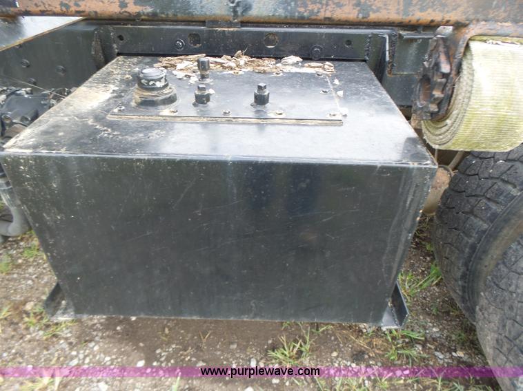 image for item K5703 1998 International 4900 crane truck