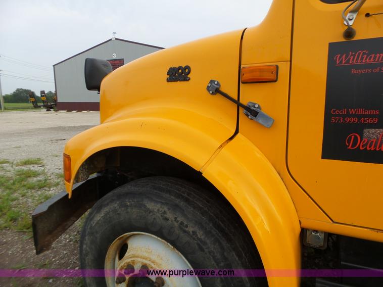 image for item K5703 1998 International 4900 crane truck