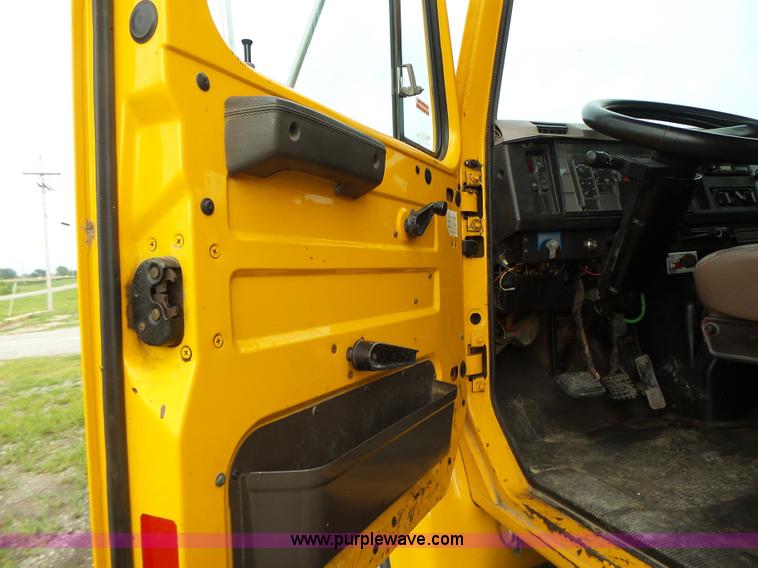 image for item K5703 1998 International 4900 crane truck