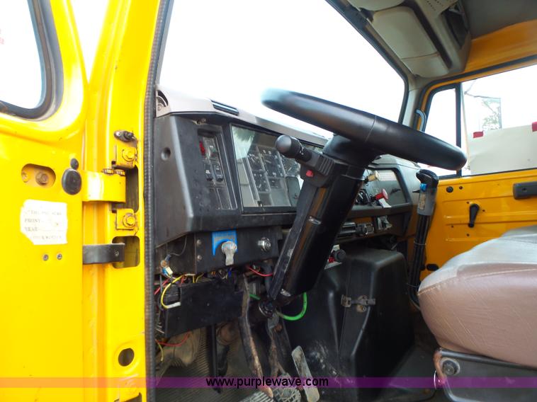 image for item K5703 1998 International 4900 crane truck