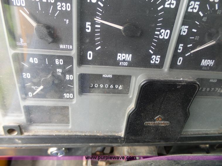 image for item K5703 1998 International 4900 crane truck