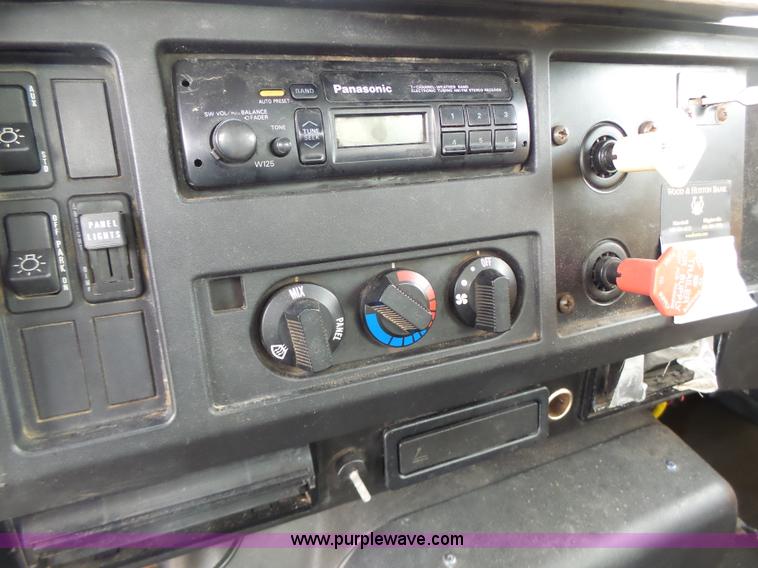 image for item K5703 1998 International 4900 crane truck