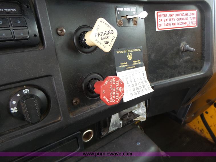 image for item K5703 1998 International 4900 crane truck