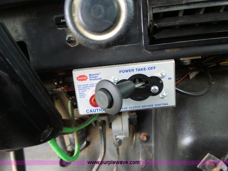 image for item K5703 1998 International 4900 crane truck