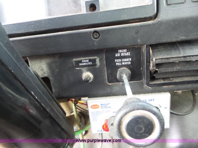 image for item K5703 1998 International 4900 crane truck