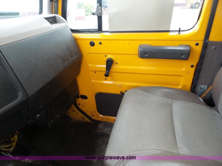 image for item K5703 1998 International 4900 crane truck