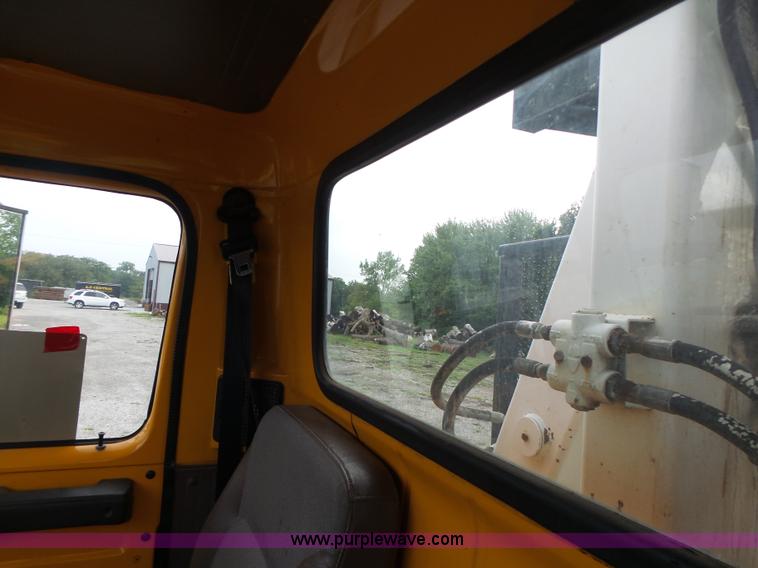 image for item K5703 1998 International 4900 crane truck