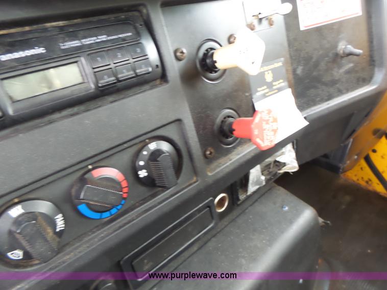 image for item K5703 1998 International 4900 crane truck