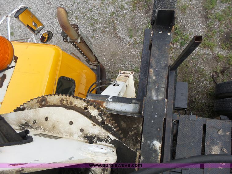 image for item K5703 1998 International 4900 crane truck