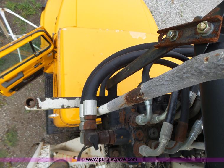 image for item K5703 1998 International 4900 crane truck