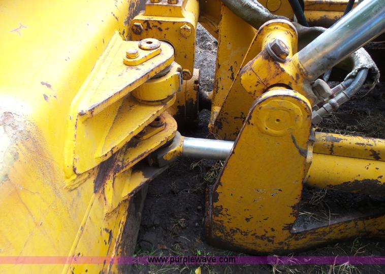 image for item K5708 1990 John Deere 750B dozer