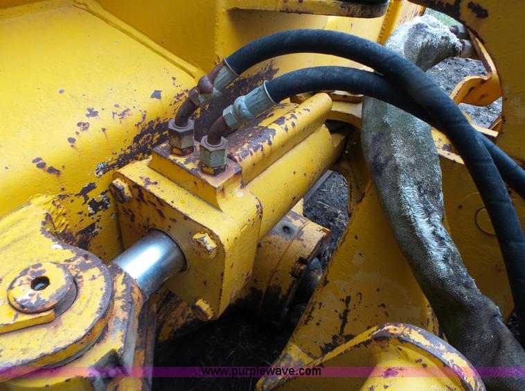 image for item K5708 1990 John Deere 750B dozer