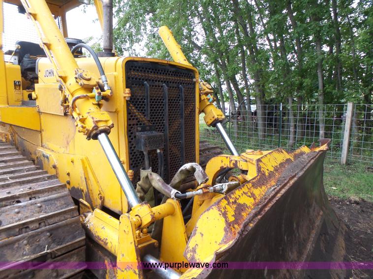 image for item K5708 1990 John Deere 750B dozer