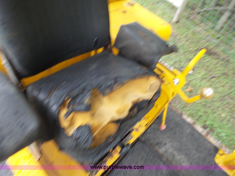 image for item K5708 1990 John Deere 750B dozer