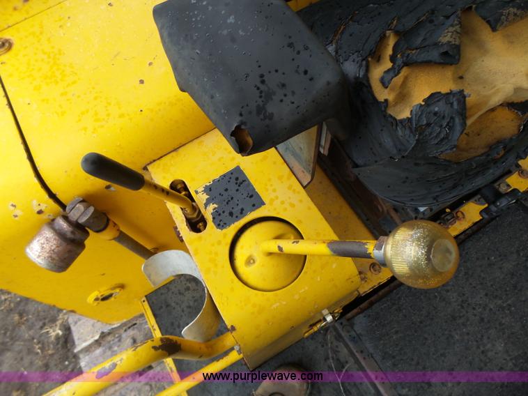 image for item K5708 1990 John Deere 750B dozer