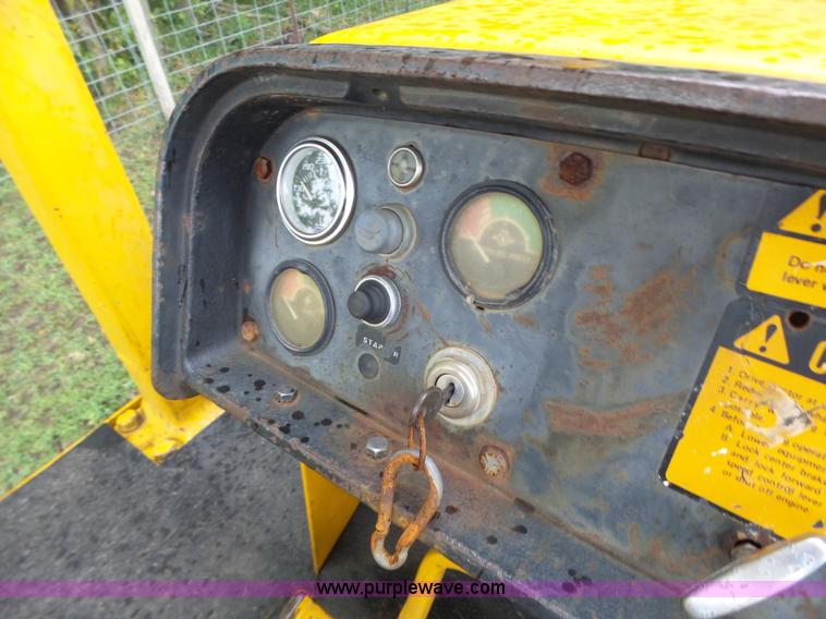 image for item K5708 1990 John Deere 750B dozer