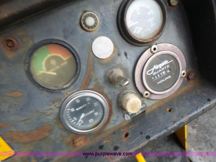 image for item K5708 1990 John Deere 750B dozer