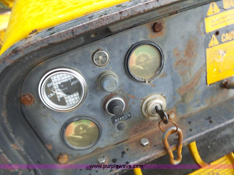 image for item K5708 1990 John Deere 750B dozer