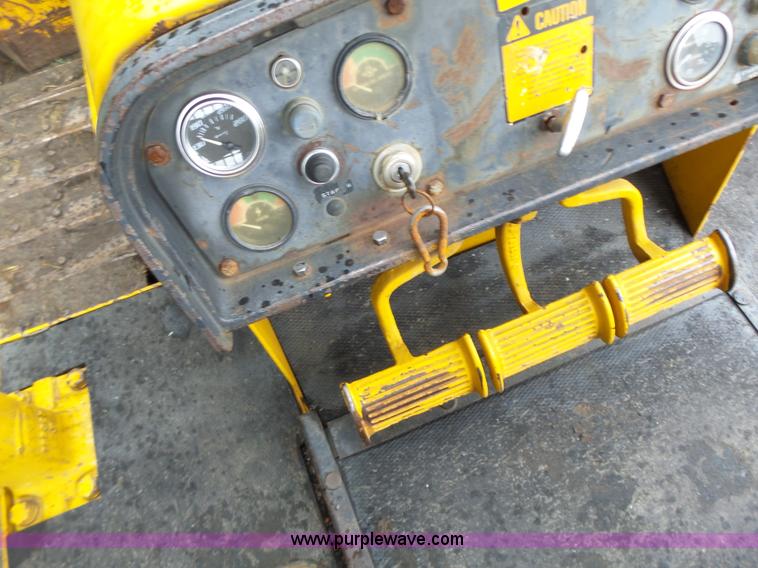 image for item K5708 1990 John Deere 750B dozer