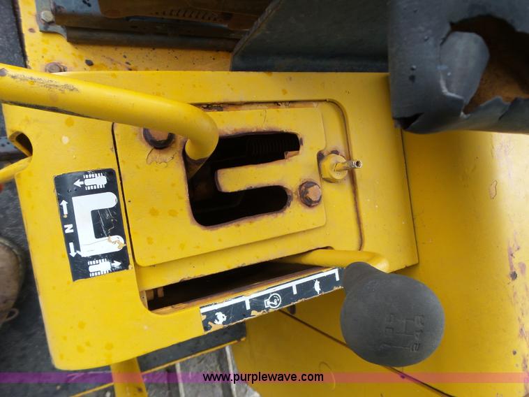 image for item K5708 1990 John Deere 750B dozer