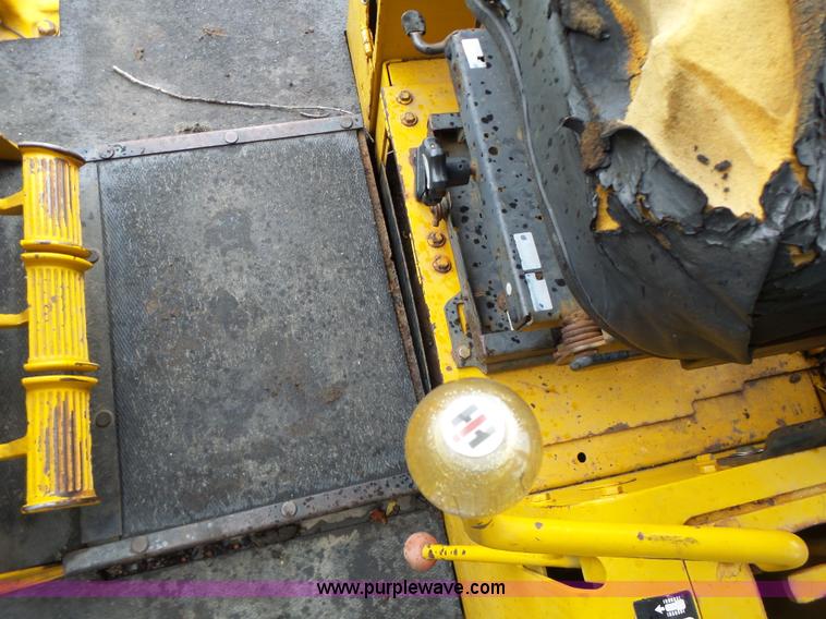 image for item K5708 1990 John Deere 750B dozer