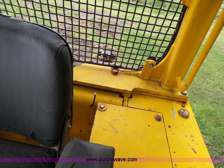 image for item K5708 1990 John Deere 750B dozer