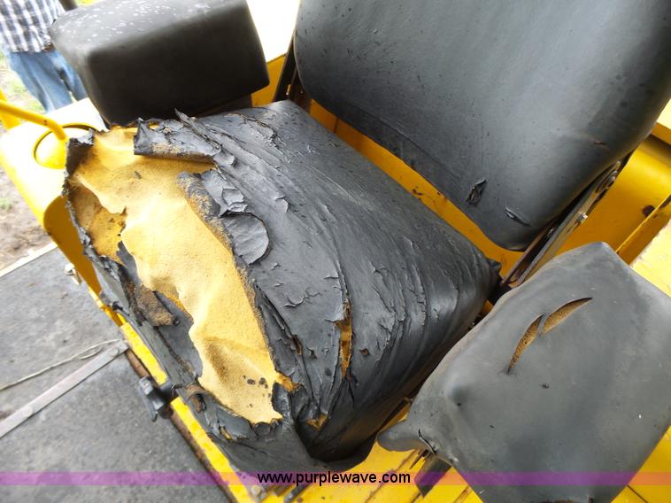 image for item K5708 1990 John Deere 750B dozer