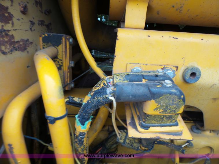 image for item K5708 1990 John Deere 750B dozer