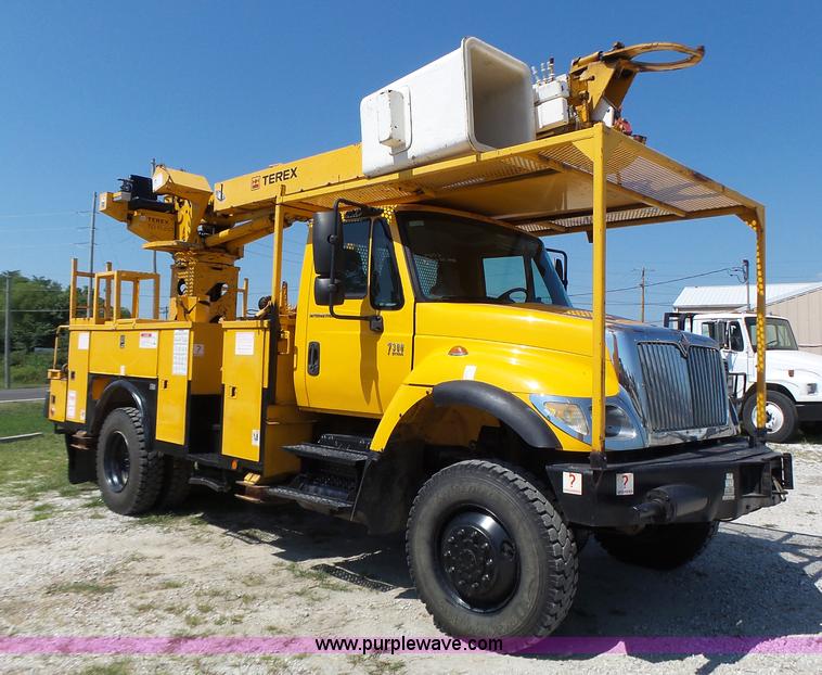 image for item K5717 2006 International 7300 digger derrick truck