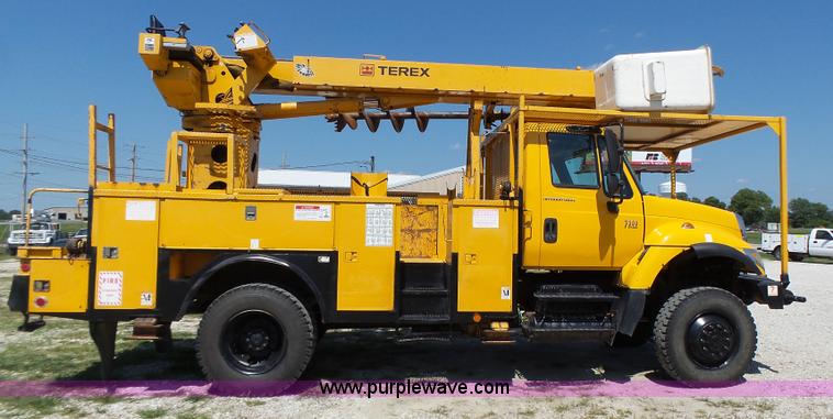 image for item K5717 2006 International 7300 digger derrick truck