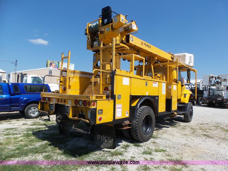 image for item K5717 2006 International 7300 digger derrick truck