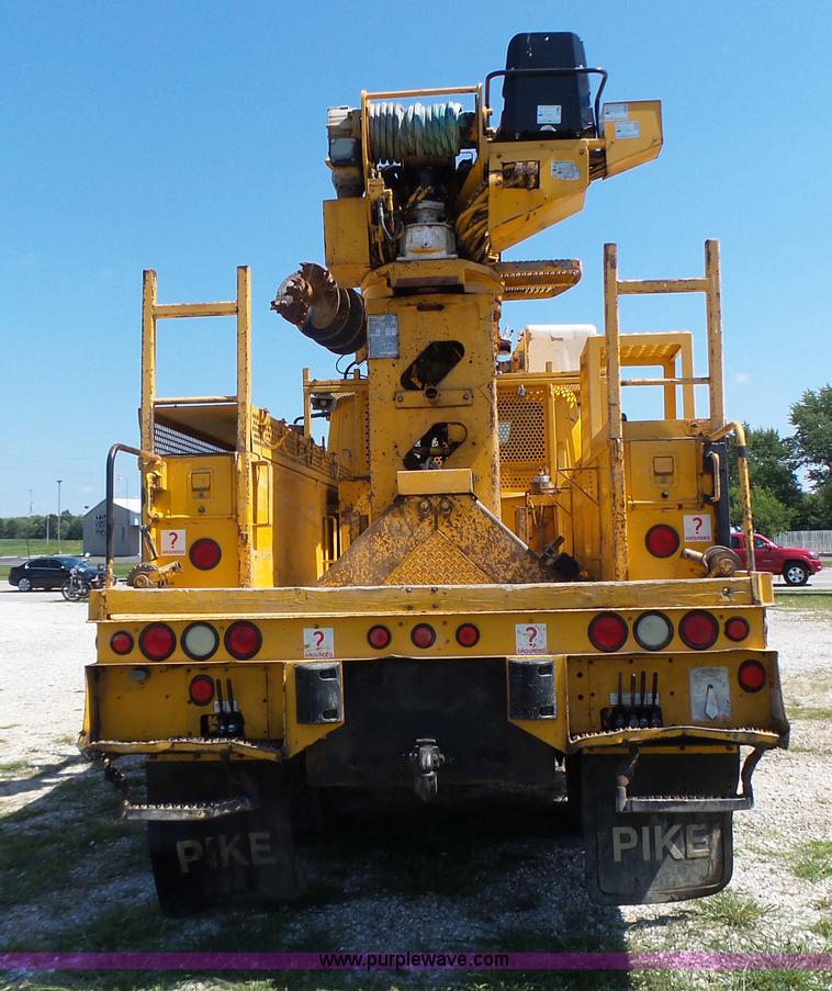 image for item K5717 2006 International 7300 digger derrick truck