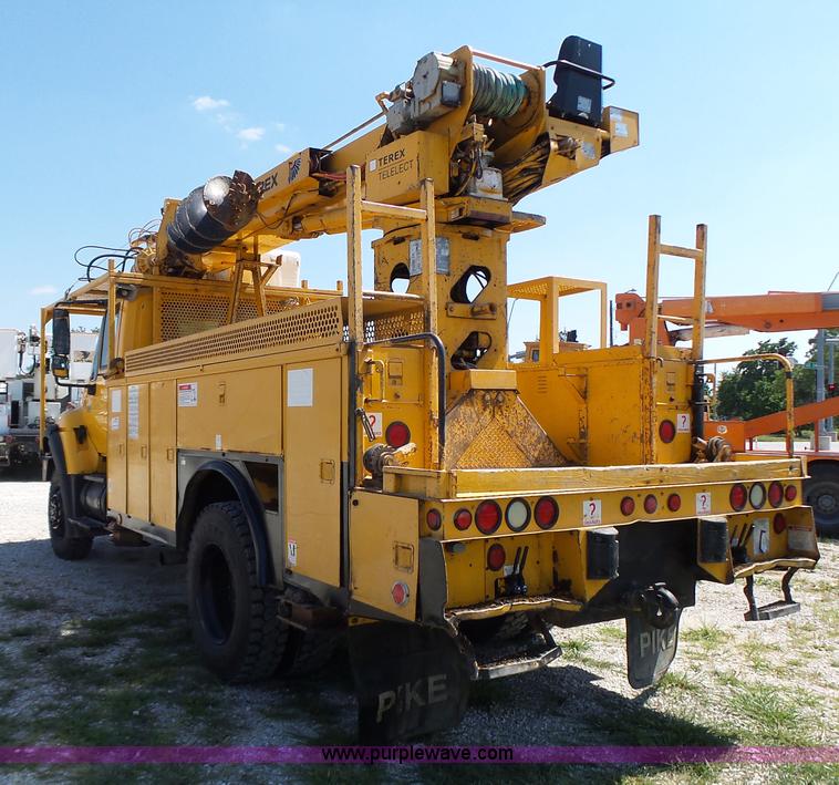 image for item K5717 2006 International 7300 digger derrick truck