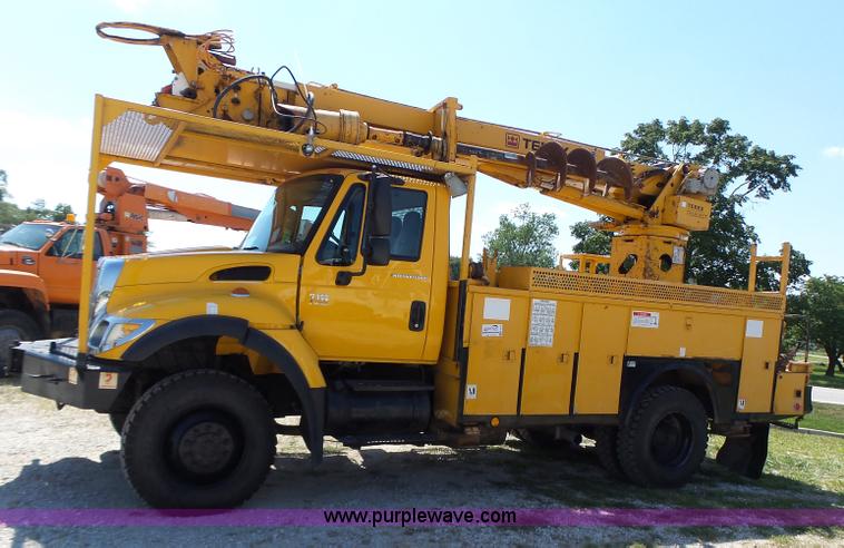 image for item K5717 2006 International 7300 digger derrick truck