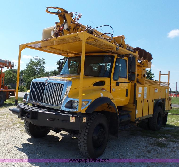 image for item K5717 2006 International 7300 digger derrick truck