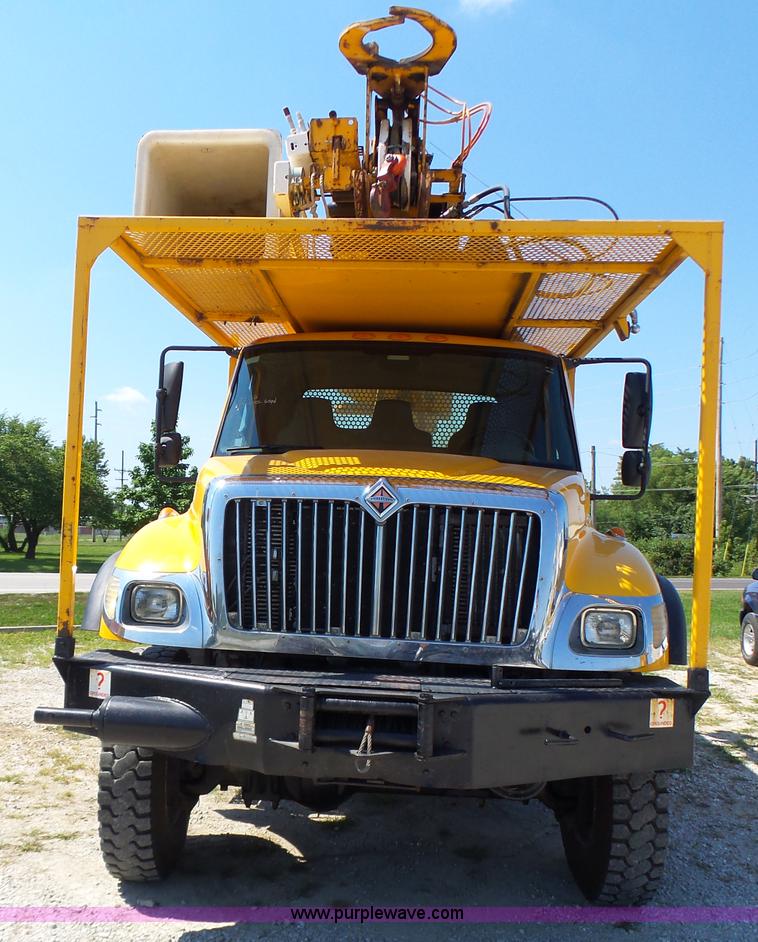 image for item K5717 2006 International 7300 digger derrick truck