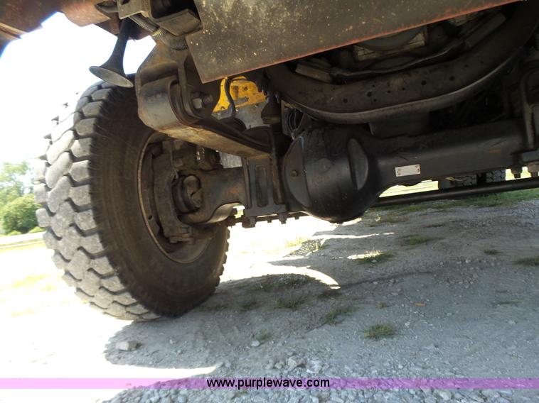 image for item K5717 2006 International 7300 digger derrick truck