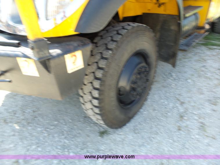 image for item K5717 2006 International 7300 digger derrick truck