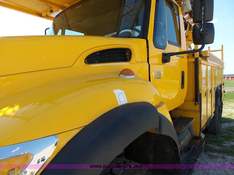 image for item K5717 2006 International 7300 digger derrick truck