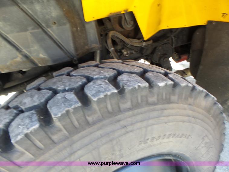 image for item K5717 2006 International 7300 digger derrick truck