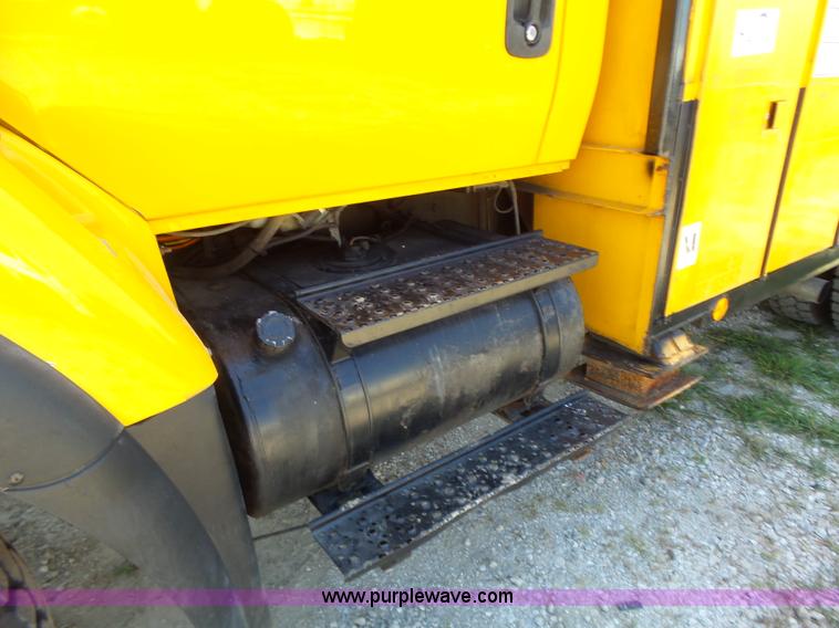 image for item K5717 2006 International 7300 digger derrick truck