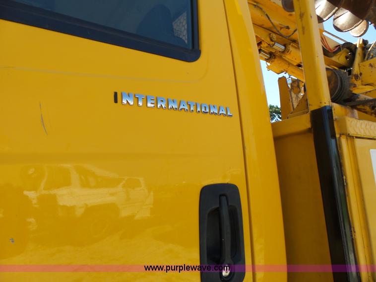 image for item K5717 2006 International 7300 digger derrick truck