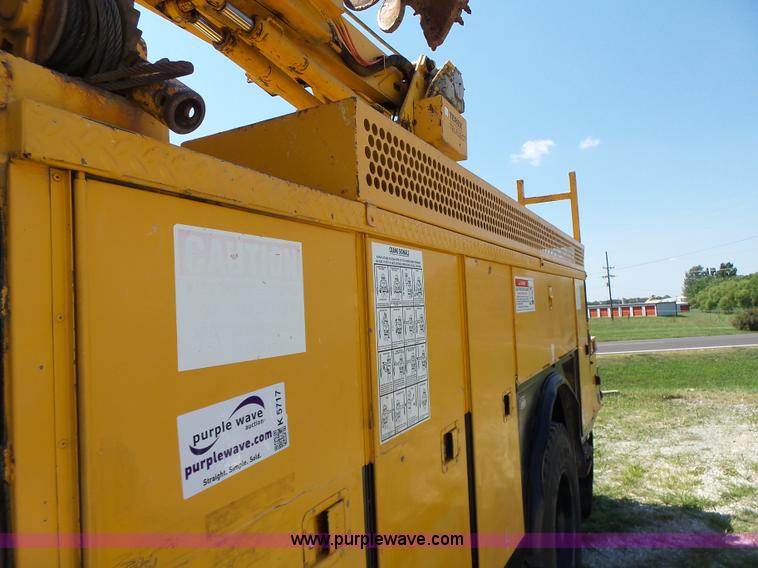 image for item K5717 2006 International 7300 digger derrick truck