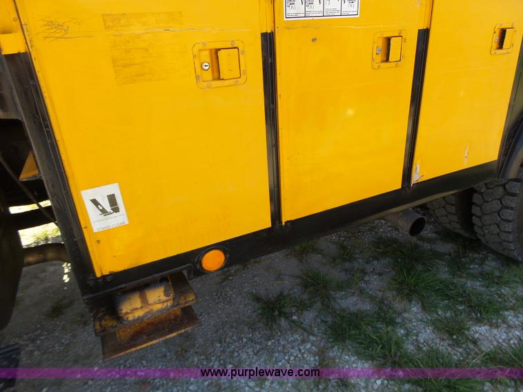 image for item K5717 2006 International 7300 digger derrick truck