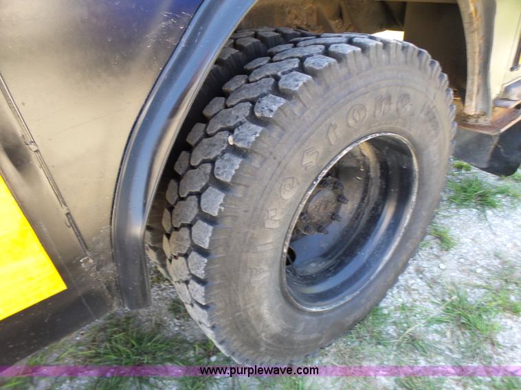 image for item K5717 2006 International 7300 digger derrick truck