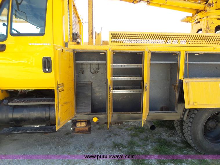 image for item K5717 2006 International 7300 digger derrick truck