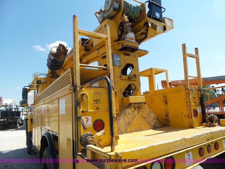 image for item K5717 2006 International 7300 digger derrick truck